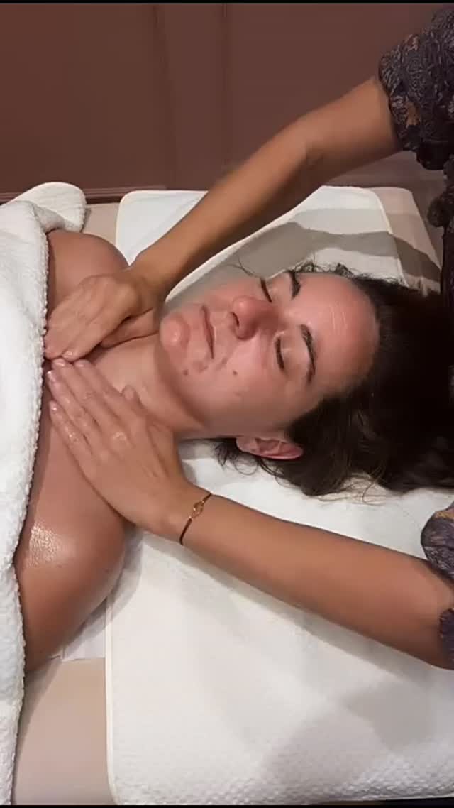 Moment pour soi ❣️
.
.
.
#massageclamart #massageholistique #bienetreclamart #soinvisageclamzrt #hydrafacialclamart