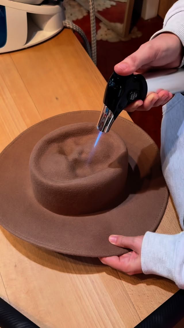 🌸💀🌸 Je transforme une calotte de chapeau en Dia de Los Muertos 🌸💀🌸 Vous validez?
#chapeausurmesure #chapeaux #diadelosmuertos #rubambellechapeau #skullhat #rubambelle #rubambellechapeau #chapeau #hatstyle #hatlove #hatlovers #hatlover #hatstyles #chapeaufemme #skullhat