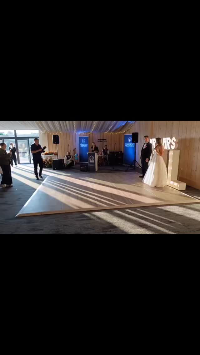 Choreographed first dances 🤩 why not use this gorgeous moment to twirl as much as you can and show off your stunning dress? So beautiful @sarah_elizaabethhx ❤️ So many couples worry about their first dance, but if you want to learn a few steps beforehand, the worry of not knowing how to dance can be left behind! (Just don't break each others toes if you forget the steps 😂)
Song - The Vow by @thisisruthanne
Venue - @shottlehall
Dress @charlotte.elizabeth.bridal
Band - @houseofharmonyband
Venue stylist - @foxandfauxstyling
#wedding #summerwedding #weddingsinger #firstdance #singer #vocalist #bridetobe #choreography