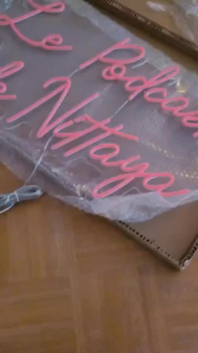 BREAKING NEWS 🙌🏻
Ce matin, j’ai reçu une surprise XXL : mon néon officiel pour Le Podcast de Nittaya est enfin arrivé 💖🎙️
Il sera bientôt installé en studio pour accompagner les enregistrements… et ça va briller fort !
Un immense merci à @lclightbox
A huge thank you to @lclightbox
➡️ Super professional
➡️ Extremely efficient
➡️ Amazingly fast!
➡️ Super pros
➡️ Hyper efficaces
➡️ D’une rapidité étonnante !
Et ce, malgré la distance jusqu’à Guangzhou : preuve que la passion et la réactivité n’ont pas de frontières !
Stay tuned, la suite arrive…