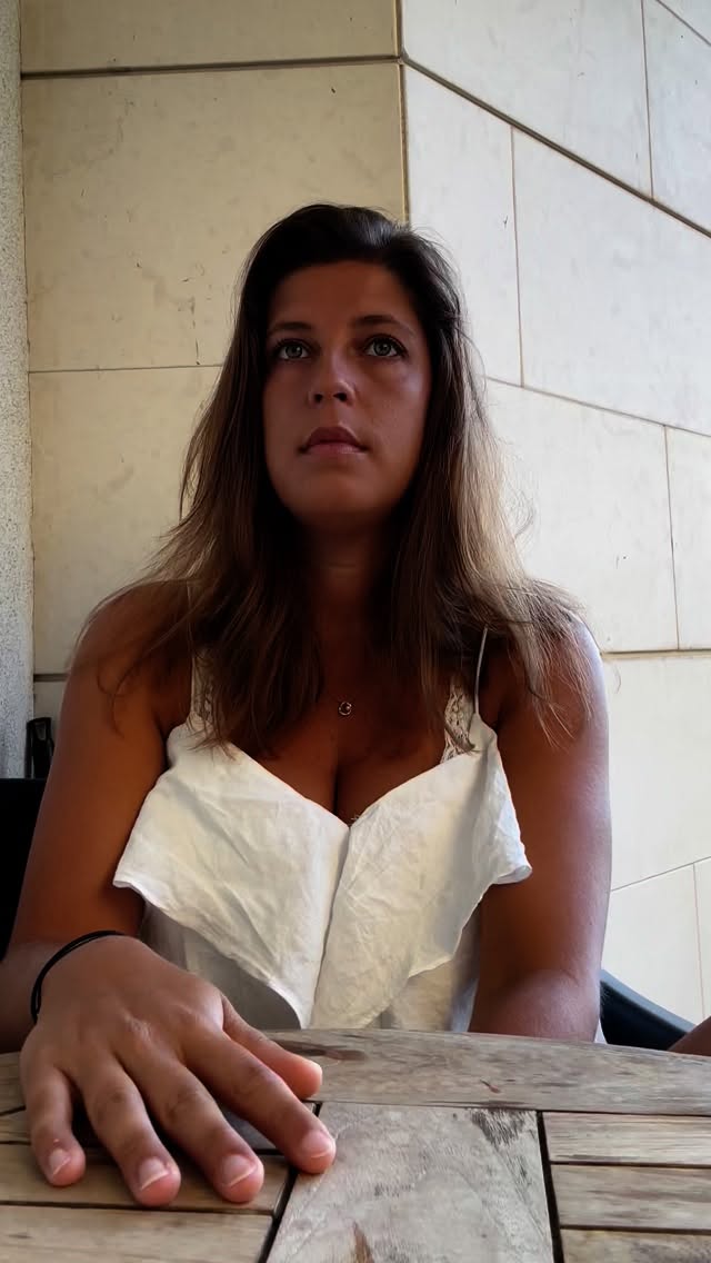 ¿Te has fijado en que los tapones de las botellas ya no se sueltan? ♻️✨
Es debido a la normativa de la Unión Europea que entró en vigor para ayudar a nuestro planeta por los siguientes motivos:
🚯 Menos basura en la naturaleza: El objetivo principal es evitar que los tapones, que son pequeños y ligeros, acaben abandonados por separado en playas, campos y ciudades. Al estar unidos, es mucho más probable que ambos (botella y tapón) se reciclen juntos.
♻️ Mejor para el reciclaje: Las botellas de PET y sus tapones suelen ser de materiales diferentes. Al mantenerlos unidos, se facilita que lleguen juntos a la planta de reciclaje y se procesen de manera más eficiente.
👍 ¡Y es práctico! ¿Nunca has perdido el tapón o lo has dejado rodando por la mesa? Ahora eso es historia.
🙅 Pero es verdad que es mucho más incómodo de abrir, más incómodo para beber y que si las tiras con el tapón cerrado sin reducir el tamaño de la botella antes solo haces que ocupe más espacio y se recicle peor en la cinta de reciclaje al no perder ese aire en el prensado. No nos vamos a engañar!
Pero esa medida es un pequeño gran cambio para reducir el plástico de un solo uso y avanzar hacia una economía circular. ¡Bien por las medidas que cuidan el medio ambiente! 🌍💙
#MedioAmbiente #UE #EuropeaVerde #Sostenibilidad #Reciclaje #Plásticos #TaponesUnidos #EconomíaCircular #CambioClimatico #Consciente #Ecología #Innovación
Volverías al tapón separado?