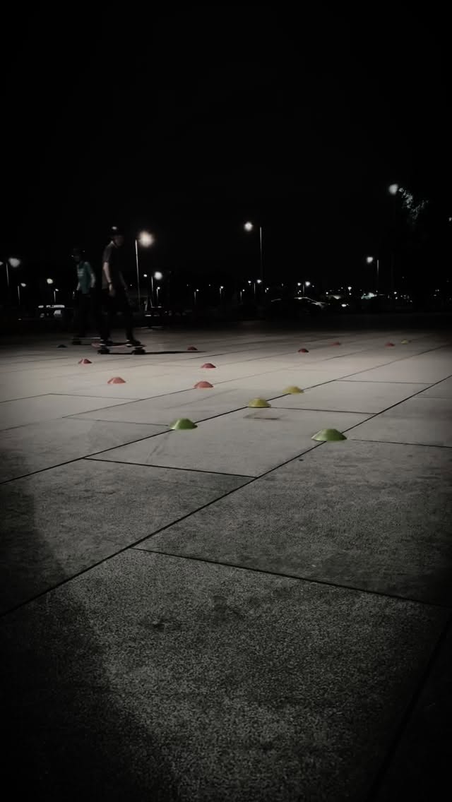 Snappin’ those turns.
.
#wondersofacone #surfskate #glasgow