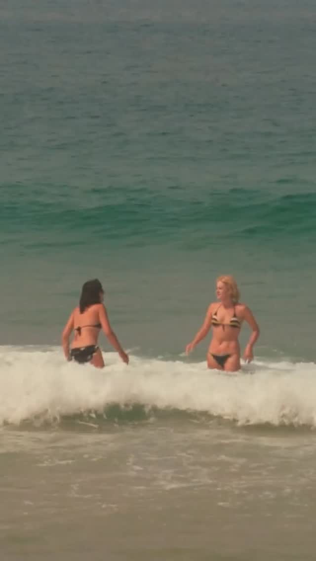 Em 1973, com apenas 21 anos, Tereza Trautman dirigiu Os homens que eu tive, reimaginando — com coragem, humor e desejo — o cotidiano sob uma perspectiva pós-patriarcal.
Em plena ditadura militar, ela filmou um mundo onde o prazer feminino não é censurado, onde o amor é múltiplo, e onde a linguagem se desvia da norma.
🌹 Este vídeo celebra a potência inaugural de uma obra que nos inspira a ver, escrever e viver de outras maneiras.
📍 Sessão comentada por Juliana Gusman
📅 20 de setembro | 🕖 19h
📍 Cine Santa Tereza | Entrada gratuita
#TerezaTrautman #OsHomensQueEuTive #CinemaBrasileiro #CinemaFeitoPorMulheres #CriticaFeminista #EsteticaFeminista #SessaoComentada #CineSantaTereza #SaraYRosa