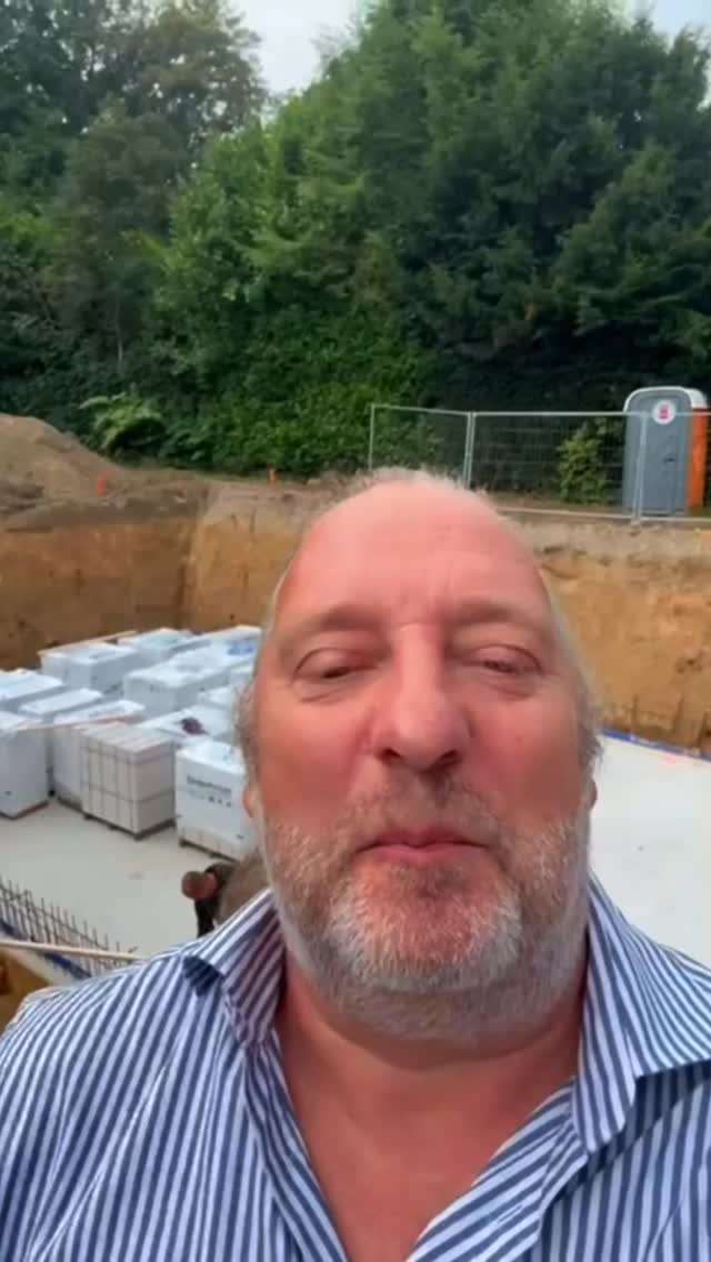 Bei der Herstellung der Bodenplatte für das Einfamilienhaus wurde die Sohle betoniert. Grundlage hierfür sind eine sorgfältig erstellte Sauberkeitsschicht sowie die fachgerechte Verlegung der Bewehrung, um eine gleichmäßige Lastabtragung sicherzustellen.
Die Betonage selbst erfolgt kontinuierlich, um eine homogene Struktur zu gewährleisten. Durch eine sorgfältige Verdichtung und Nachbehandlung des Betons wird die Dauerhaftigkeit der Bodenplatte erhöht und die Grundlage für den weiteren Hochbau geschaffen.
Ort: Hamburg Klein Flottbek
#Betonage #Sohle #Einfamilienhaus #Bodenplatte #Rohbau #Fundament #Betonbau #Hausbau #Bauhandwerk #Neubau #Einfamilienhaus #Bauleitung #Bauueberwachung