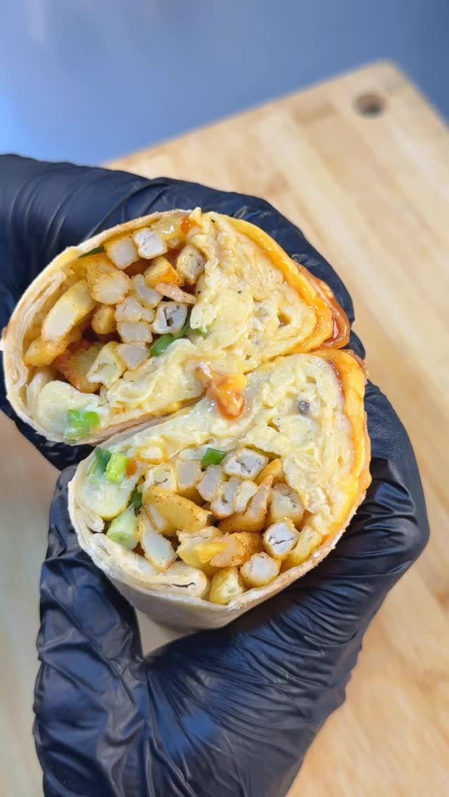 Did someone say Batatatatatataaaaaaa 🥔🤩 find us on @getearlybird
Order directly through the link in bio.
Or call on: 0791250512
Also available on Careem & Talabat
#yummyfood #jordan #amman #ammanfoodies #foodie #foodphotography #instafood #eggceptionalsandos #eggsandwichlover #breakfastwrap #eggssandwiches #eggs