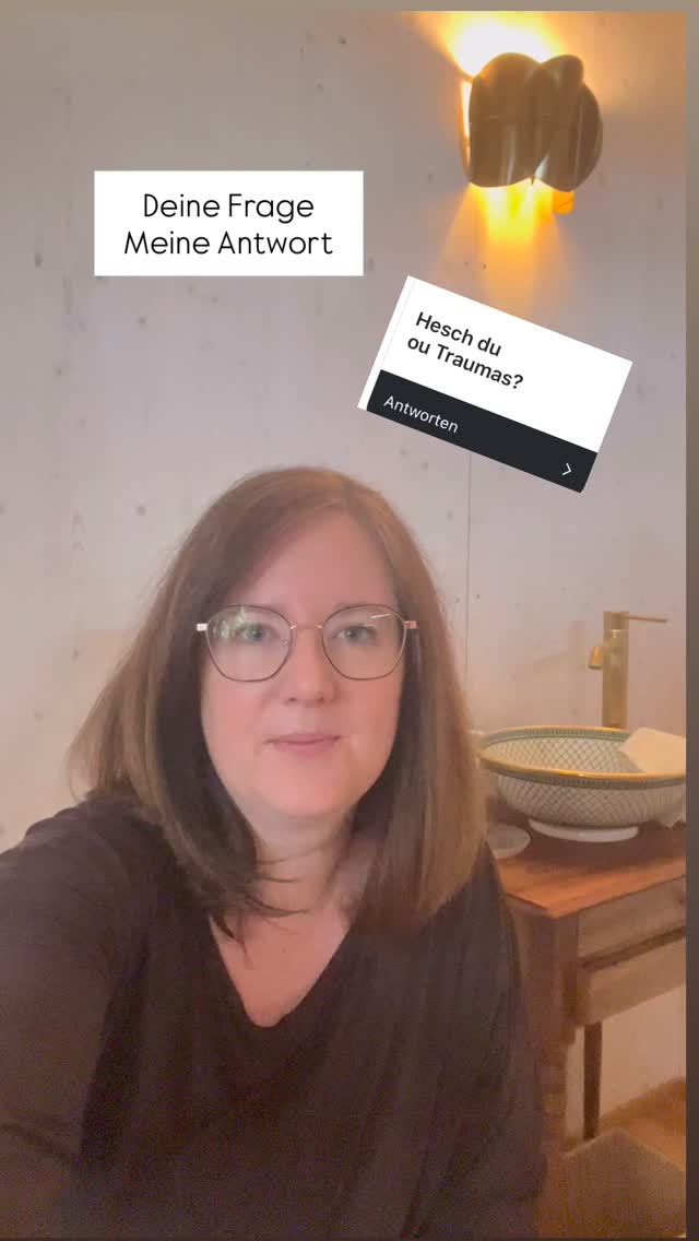 🔑 Ein Schockmoment kann das ganze Leben verändern – wenn das Gehirn in den Trauma-Modus schaltet.
✨
• Ein primäres Trauma entsteht, wenn wir selbst direkt ein überwältigendes Ereignis erleben.
• Unfall, Gewalt oder Katastrophe überlasten dabei die normalen Verarbeitungsmechanismen.
• Das Erlebte fühlt sich immer wieder so an, als würde es im Jetzt passieren.
• Erste Hilfe ist, sich Sicherheit und Halt zu schaffen.
• Trauma—sensibles Coaching hilft dir, dich zu stabilisieren, dich wieder Sicher zu fühlen, Vertrauen in dich zurückzugewinnen, dein Gefühl, deine Blockaden, Reaktionen oder Ängste anzuerkennen und einen gesunden Umgang zu schaffen. 💬Vereinbare ein kostenloses Gespräch mit mir, wenn du dich betroffen fühlst, wenn du dein Erlebnis mit mir teilen möchtest, um an deiner Geschichte zu arbeiten und Vertrauen zu dir selbst wieder aufzubauen, Sicherheit und Kontrolle erhalten möchtest ⚓️ www.ankerhalt.ch #trauma #traumainformedcoaching #oftringen #zofingen #olten #vertrauen #kontrolle #sicherheit #stabilisierung