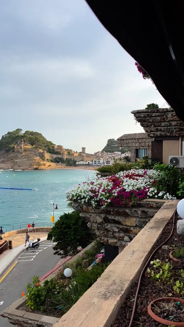 It feels so cold and wintery lately. So let’s flash back to beautiful Tossa de Mar , Costa Brava, near Girona Spain 🏖️
#costabrava #costabravalover #costabravagirona #girona #gironaturisme #tossademar #tossademarcastle #discoverspain #españaturismo #visitspain #familytravels