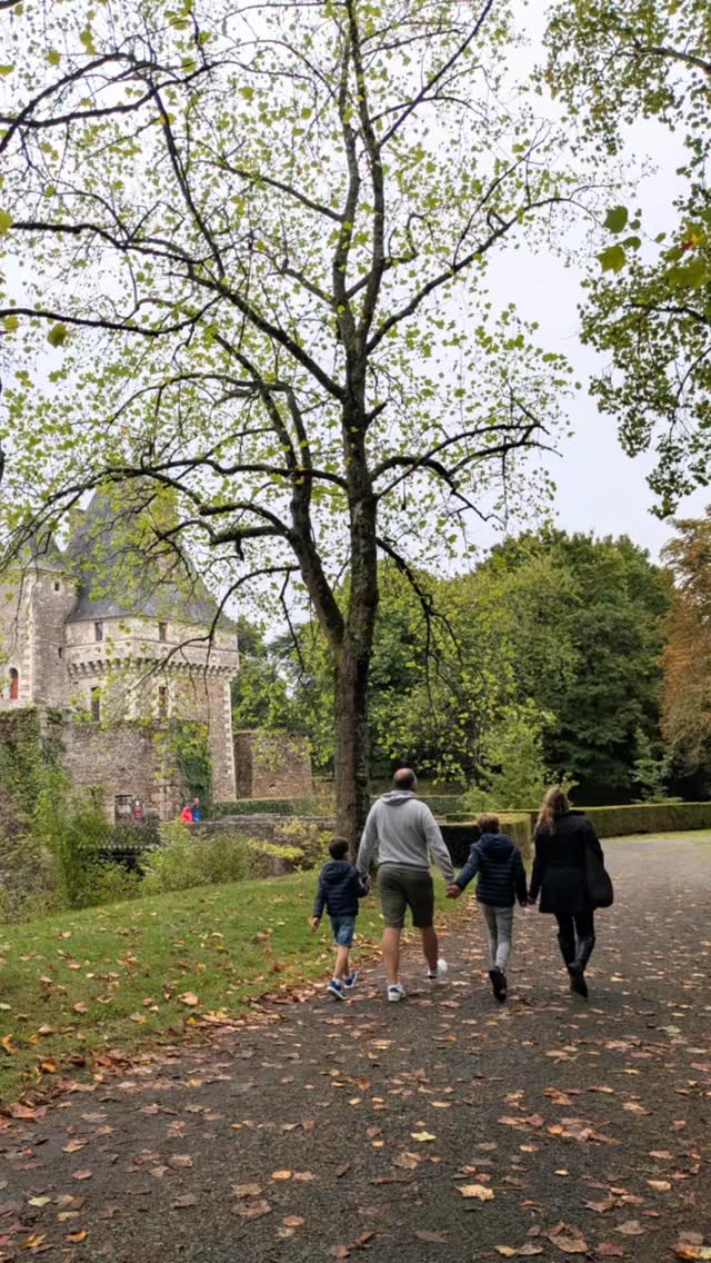 La météo capricieuse de dimanche dernier n'a pas empêché environ 1 000 visiteurs de découvrir les créateurs et exposants de l'association @commercants_et_artisans_dici44
Certains en ont même profité pour visiter le château avec l'une de nos guides ✨.
Merci à tous pour votre venue, rendez-vous le weekend prochain pour les Journées Européennes du Patrimoine.
#chateaudegoulaine #patrimoine #frenchcastle #sortieenfamille #tourisme #vignobledenantes