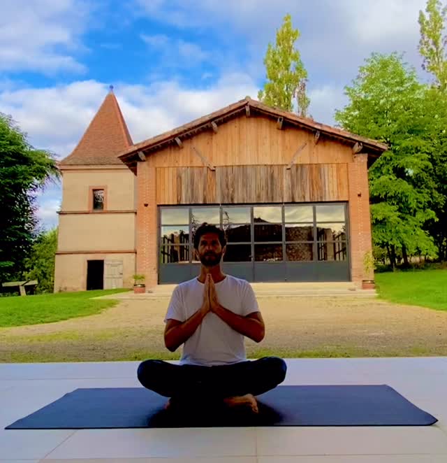 🇬🇧 Here is a 17 min yoga flow reduced for your preview. When you feel that your body is cracking, stiff, dehydrated, take a moment to reset all of your nervous system and start the day anew with this intuitive practice. Your breath is half of the work. The other part is movement, concentration and trust ~Dm to request the full video.
🇫🇷 Voici un flow de yoga de 17 minutes réduit pour votre aperçu. Lorsque vous sentez que votre corps craque, raide, déshydraté, prenez un moment pour réinitialiser tout votre système nerveux et recommencer la journée avec cette pratique intuitive. Votre souffle est la moitié du travail. L’autre partie est le mouvement, la concentration et la confiance. mp pour demander la vidéo complète
#lostalas #yoga #yogalife #yogafrance