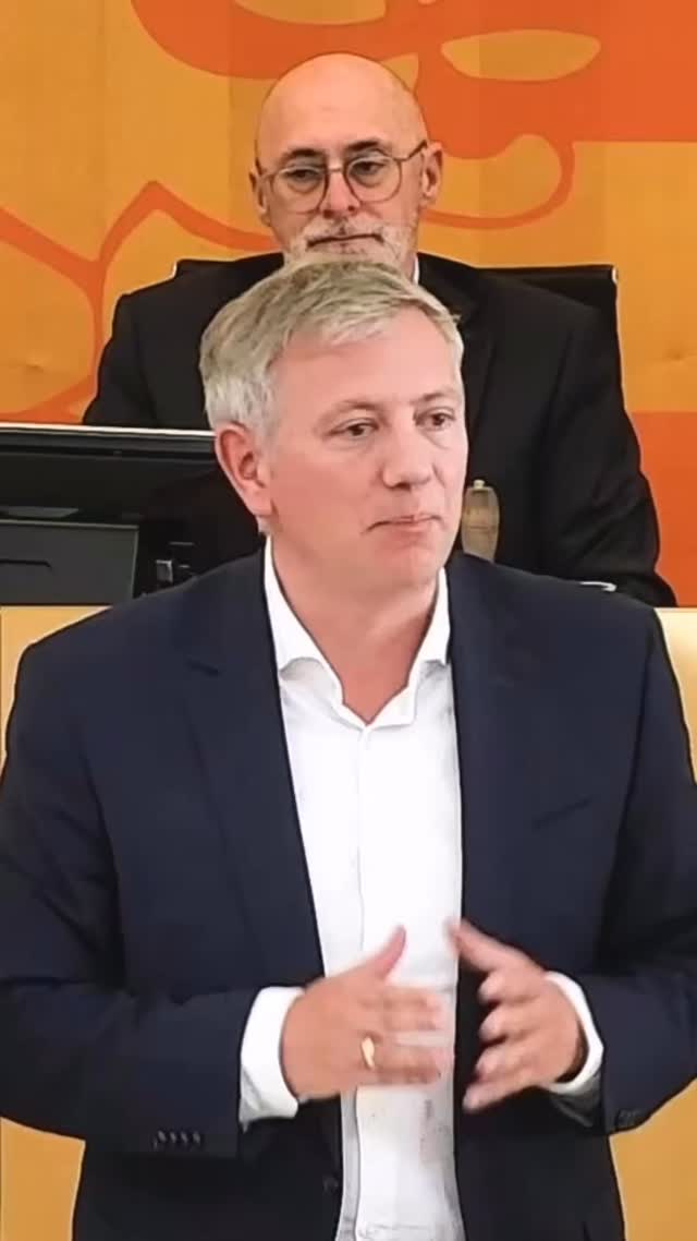 Hessens Polizeidaten gehören nicht in die Hände einer amerikanischen Blackbox.
Polizeiarbeit braucht moderne Technik, aber auch rechtsstaatliche Kontrolle. Die Nutzung der Palantir-Software in Hessen wirft ernste Fragen auf: zur digitalen Souveränität, zum #Datenschutz und zur parlamentarischen Kontrolle.
#Palantir ist kein neutraler Dienstleister, sondern ein Akteur mit geopolitischen Interessen. Es geht um ein Unternehmen mit engen Verbindungen zu US-Geheimdiensten, autokratischer Ideologie und intransparenter Softwarearchitektur. Dass ausgerechnet dort hochsensible Polizeidaten verarbeitet werden, ist riskant - für Grundrechte und Vertrauen gleichermaßen.
Wir als @fdp_hlt fordern:
➡️ Eine offene Prüfung europäischer Alternativen.
➡️ Ein hessisches Pilotprojekt für datensouveräne Polizeiarbeit.
➡️ Und klare parlamentarische Kontrolle über Hessendata.
Sicherheit und Freiheit sind kein Widerspruch. Wer Grundrechte ernst nimmt, darf bei der IT-Infrastruktur des Rechtsstaats keine Kompromisse machen.