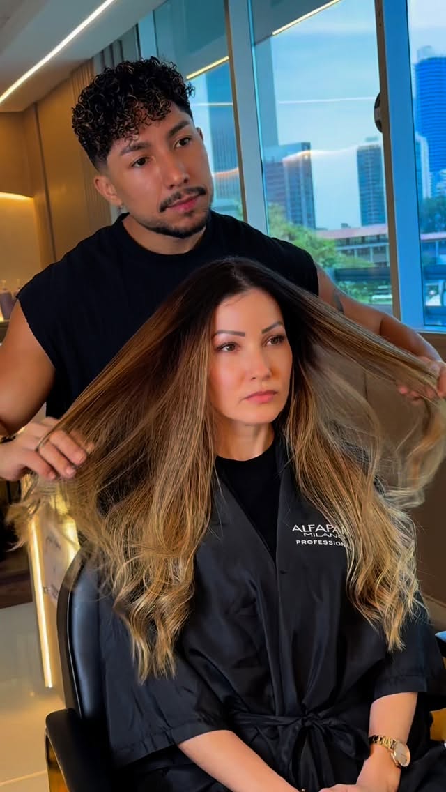 “Cada cabello cuenta una historia, y hoy la escribimos en tonos que iluminan el rostro y elevan la confianza.
✨ Vanilla Luxe: un diseño de color creado para quienes quieren brillar con naturalidad y sofisticación.
👉 Atrévete a transformar tu look y haz de tu melena tu mejor accesorio.
Agenda tu cita hoy y lleva tu cabello al siguiente nivel.”
#salondebellezapanama #cambiodelook #byjesustabaressalon #panamacity #balayagehighlights #musadejesustabares #balayagepanama #blondehair #masterclass #rubiosperfectos👱🏼♀️ #alfaparmilano