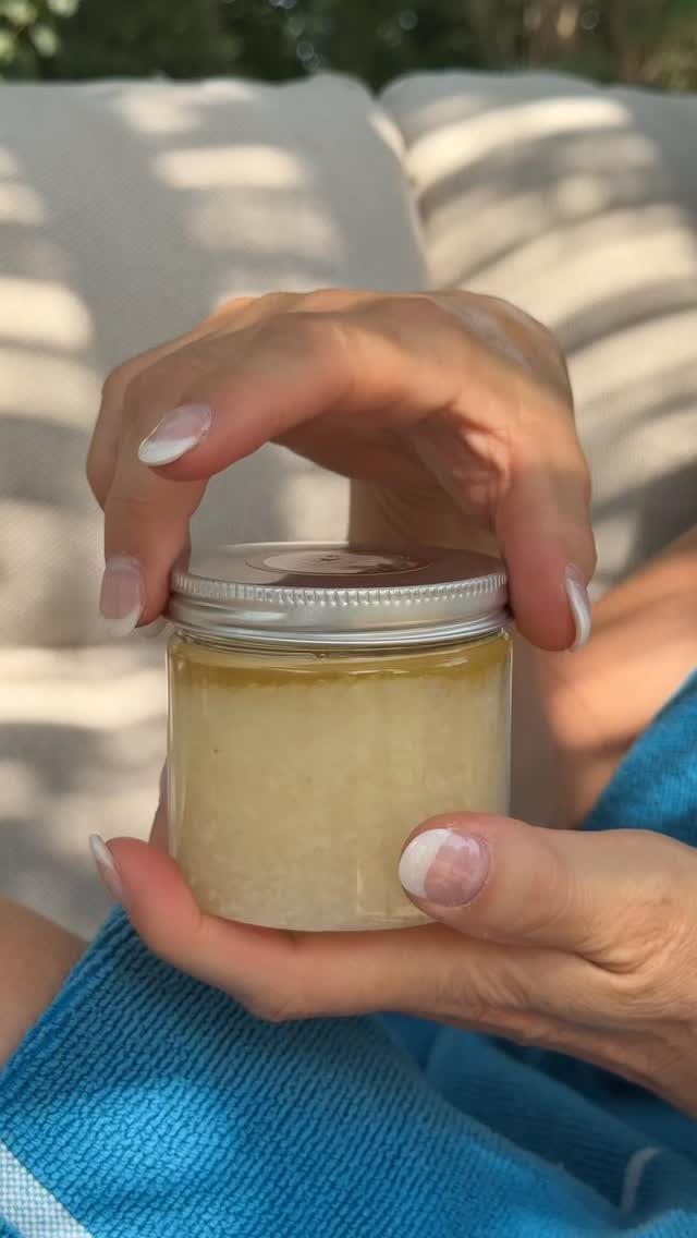 ✨ Cristaux Exfoliant ✨
Un gommage corps qui détoxifie, hydrate, nourrit et illumine pour une peau douce et éclatante 💛
Laissez-vous séduire par nos fragrances raffinées : Oriental, Délice Provençale, Escapade Égyptienne et Gourmandise de Saison 🌸
By @mathildemay_com
#gommage #skincare #cosmetique #beaute #soinpeau #huiledargan #laboratoirecosmétique #madeinfrance
#douceur