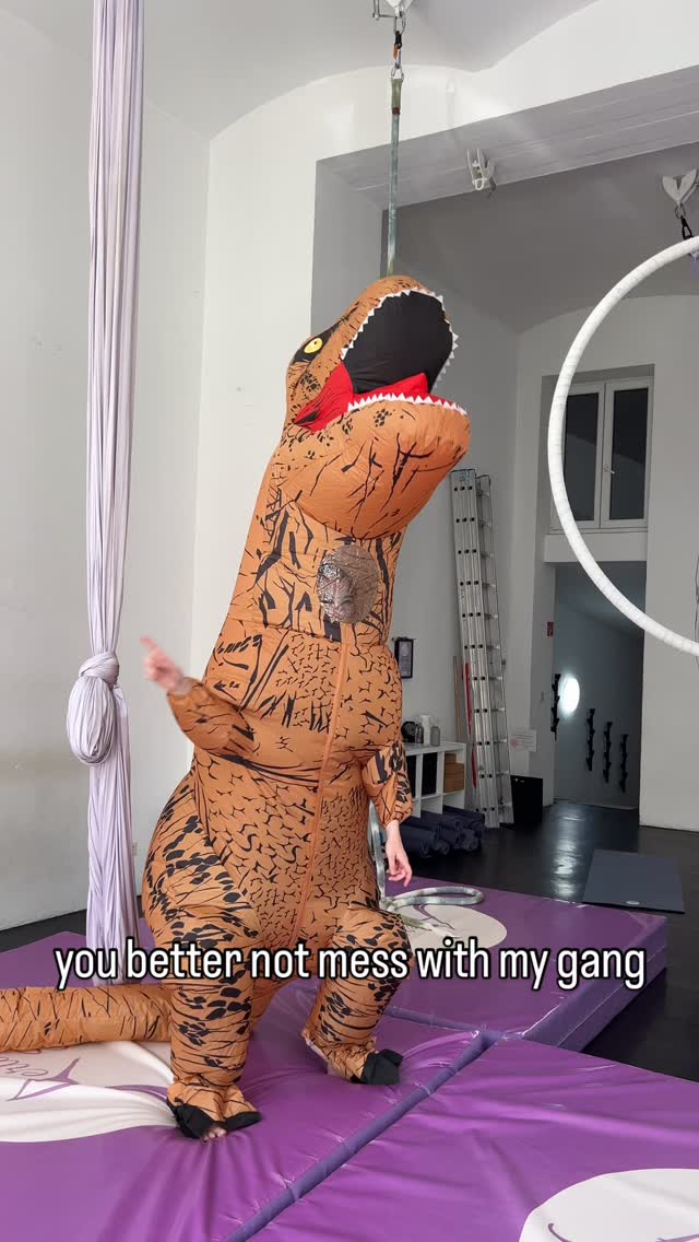 you better watch out🙂↕️
inspiration: @celesteaerialarts
#aerialsilks #aerialstudio #aerialhoop #aerialstraps #aerialtrapeze #aerialrope