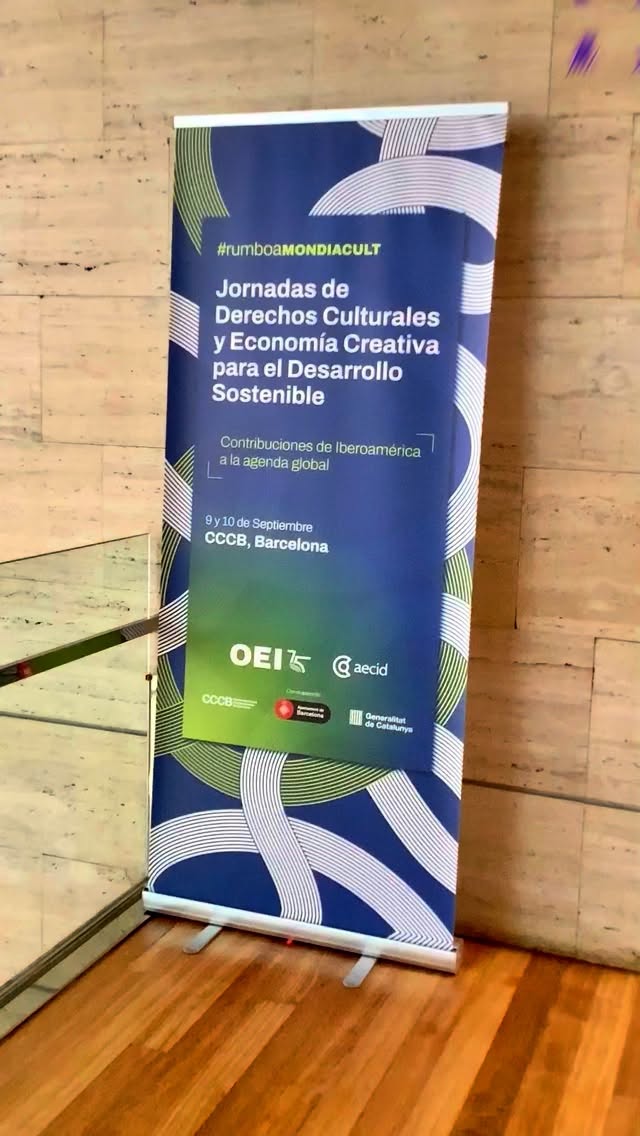 🇪🇸🐦⬛ Qué Hicimos en Barcelona?
Pájarax entre Púas recorrió espacios vitales de creación y memoria en Barcelona y fuimos parte de un importante encuentro organizado por la OEI :
Jornadas de Derechos Culturales y Economías Creativas para el Desarrollo Sostenible.
Visitamos los espacios :
📍CCCB
📍Nau Ivanow,
📍Can Batlló, CCCB
📍Graner
📍Palau de la Música
📍Plaça Salvador Allende
📍y la Fira de Tàrrega, Feria de Artes Escenicas 😍
📍 También nos encontramos con redes culturales en L’Hospitalet y SABDA
A esto le sumamos reunión actista con Colectiva Trena 🐦⬛💜
La cultura no es un lujo: es territorio, cuidado y acción colectiva. Nuestra participación busca tejer puentes entre artistas, comunidades y políticas culturales para que el arte sea accesible y transformador.
Gracias a quienes conectaron y abrieron sus puertas y sus voces — seguimos construyendo desde abajo, rompiendo muros y combatiendo las injusticias ✊🏾
🐦⬛ Mira el reel, comparte y súmate!
#Cultura #ArteComunitario #PájaraxEntrePúas #Barcelona #Tàrrega #FiraTàrrega #CCCB #CanBatlló #Graner #CulturaTransformadora #DDHH #CARCEL #LIBERTAD