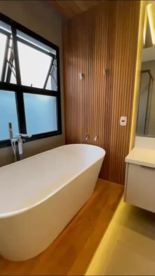 Mais do que um espaço de banho, criamos aqui uma experiência de conforto e sofisticação. 🌿🛁
Deck em madeira maciça, painéis ripados no forro e parede e iluminação em LED, tudo pensado e executado com marcenaria de alto padrão.✨️
👉 Quer transformar seu ambiente também?
Fale com a gente e peça seu orçamento personalizado!