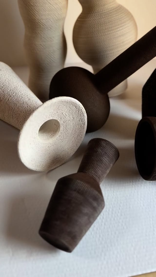 piu che sweet disposition direi equilibrio precario..ma la canzone e' una delle mie prefe e ci stava lo stesso😅🤪#ceramics #vasi #vases #handmade #styling #interiordesign #interiordecor #ceramica #texture #forme #terracotta #