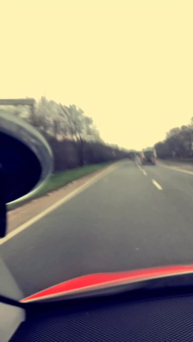 Resilienz im Rettungsdienst – kein Luxus, sondern Überlebenswichtig 🚑🧠
📉 Hohe Belastung: Laut einer Studie der BGW (2021) zeigen rund 40 % der Rettungskräfte Anzeichen von Erschöpfung oder Burnout.
📊 Psychische Belastung: Die DGUV (2022) berichtet, dass über 65 % der Einsatzkräfte unter starker psychischer Belastung leiden.
⚡ Folge: Viele verlassen den Beruf frühzeitig – nicht wegen der Einsätze allein, sondern wegen fehlender Unterstützung und fehlender Strukturen.
👉 Doch das Potenzial ist da:
Resilienz ist trainierbar. Studien der WHO (2020) belegen, dass Programme zu mentaler Stärke und Teamresilienz das Risiko für Stressfolgen deutlich senken können.
„Resilienz heißt nicht, alles aushalten –
sondern gesund bleiben, weil man Belastungen bewusst verarbeitet.“
📘 Mehr dazu in unseren Büchern & Leitfäden (z. B. Resilienz im Rettungsdienst)
📍 Coaching & Supervision
🏥 Fortbildungen – wir kommen direkt zu deiner Wache
💬 Deine Meinung:
Welche Unterstützung fehlt dir, um im Alltag resilient zu bleiben?
🔁 Folge @rayani.rescue – für mehr Haltung. Mehr Austausch. Mehr Entwicklung.#rettungsdienst #112 #rayanirescue #tatütatadasmindsetistda