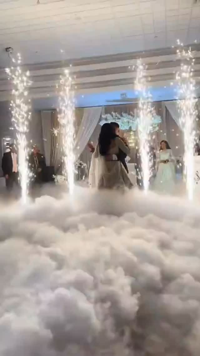 ✨ Dansez sur un nuage, entourés d’étincelles
Grâce à nos jets de scène et notre machine à fumée, votre première danse devient un moment magique et inoubliable 💍💫
#mariagemagique #dansedesmariés #evenementiel #PoudreDEclatEvents #ouverturedebal #mariage2026