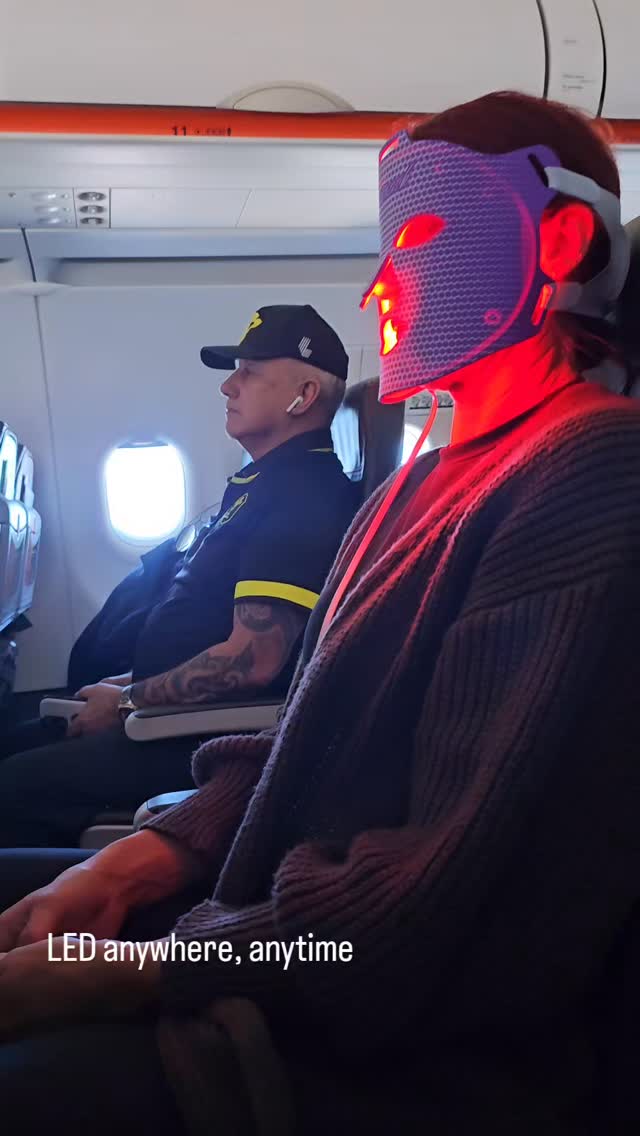 My mask comes everywhere with me! It was a full on 3 days @dermal_supplies conference so this is exactly what my dkin needed
@thepowderroom_by_ginene
#flyhigh #flying #ledlights #ledmask