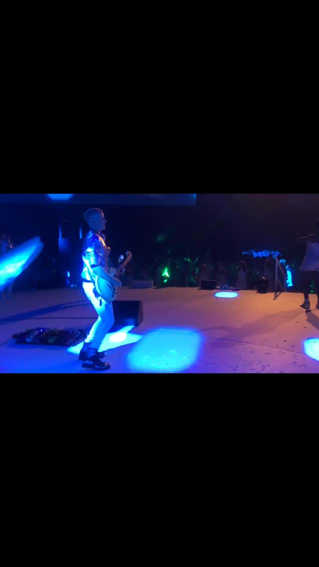 Little throwback from the back of the stage at @susiematropic and @carltonconnell’s wild @tropicskincare party with @pandoraeventsuk What an event!! 😍🤘🏼
❤️FF
.
.
.
#livemusic #weddingparty #eventprofs #event #eventplanning #party #band #london #wedding #weddingplanner #weddingband #partyband #singers #entertainment #coversband #celebration #luxuryevents #showband #covers #eventprofsuk #instagood #instawedding #luxurywedding #bestband #bestparty #80s #fullyfunktional #90s #video #sax