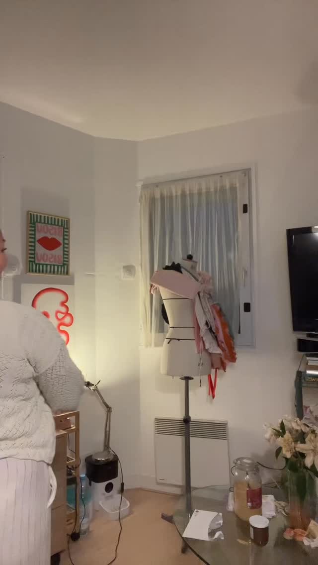 Enfin des nouveaux tissus de seconde main, vous aviez vidé le stock de Août et j’ai enfin mis à jour le stock du site avec ces nouveaux draps chargé d’histoire et de douceur 🍂🍁 #fashion #upcycling #septembre #smallbusiness #parureparis