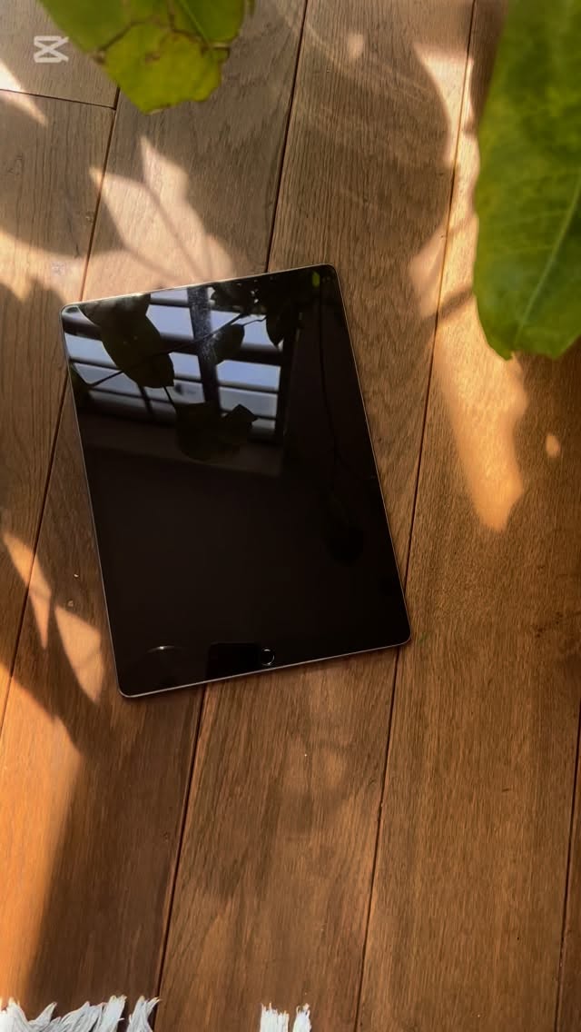 Pojď se se mnou podívat na proces v kostce této paní, která sebou přináší symboliku vnitřní síly a hranic.
Miluju ten proces od prvního potkání se s vámi, před konzultace, tvoření návrhu az do místa, kde se osobně potkáváme a začne celé tetování.
Když se obrazek poprve obtiskne a postupně linku po lince dostává svou podobu.
Jak se prohlížíte v zrdcadle a někdy tomu nemůžete uvěřit, že už to tam je.
#vedometetovani
Děkuju za důvěru
zbývá posledních pár termínů do konce roku, napiš si o ten svůj 📩