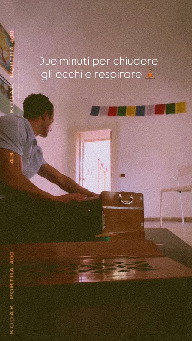 Om. Il suono che tutto contiene. Due minuti per chiudere gli occhi, respirare e semplicemente essere.
#Meditazione #YogaLife #Consapevolezza #MantraMeditation #OmChanting #SoundHealing #Vibrazione #ArmoniaInteriore #RespiraOra #ZenMaNonTroppo