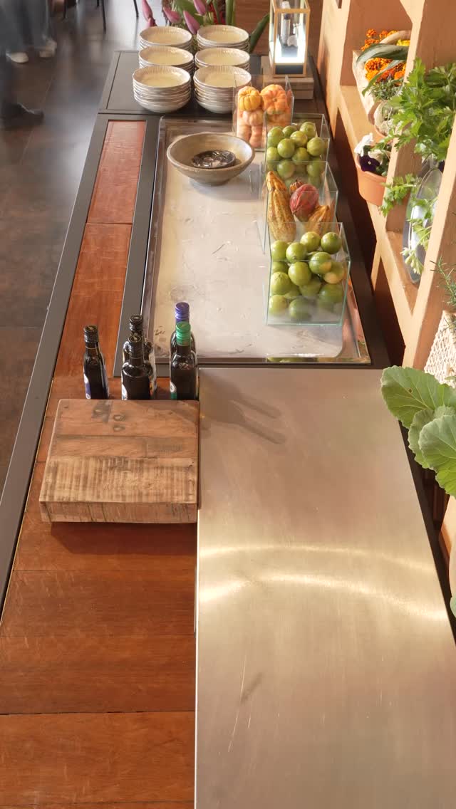 ✨ Luzes, câmera, salada! ✨
No Banana Verde, o almoço desta semana é um verdadeiro espetáculo gastronômico. Nosso Buffet de Saladas chega com combinações inusitadas, texturas surpreendentes e sabor que emociona 💚
Pense em um episódio do Chef’s Table, mas ao vivo, no coração da Vila Madalena. Nossa equipe é como uma orquestra sinfônica da saudabilidade, afinada em cada detalhe para criar uma experiência deliciosa e engajada por um mundo melhor 🌎
De segunda a sexta, você é nosso convidado especial para viver esse espetáculo no prato.
🙌🏻Venha se encantar com saladas nada óbvias, densas em sabor e pura alegria!💫
#vilamadalena #bananaverde #saladabuffet #veganfoodsp #turismosp #almoçosaudavel