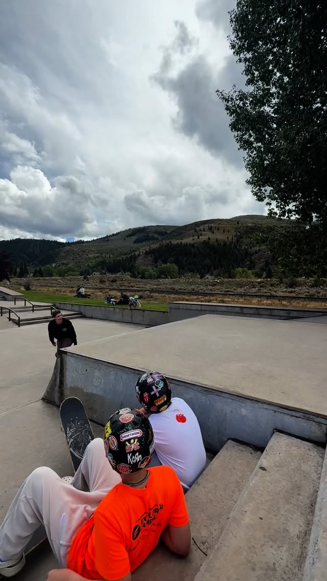 The chaos of watching an airwalk jam sesh.
So fun! Thanks to all that came out and supported!! Happy anniversary Edwards skatepark! ❤️🥰🛹
