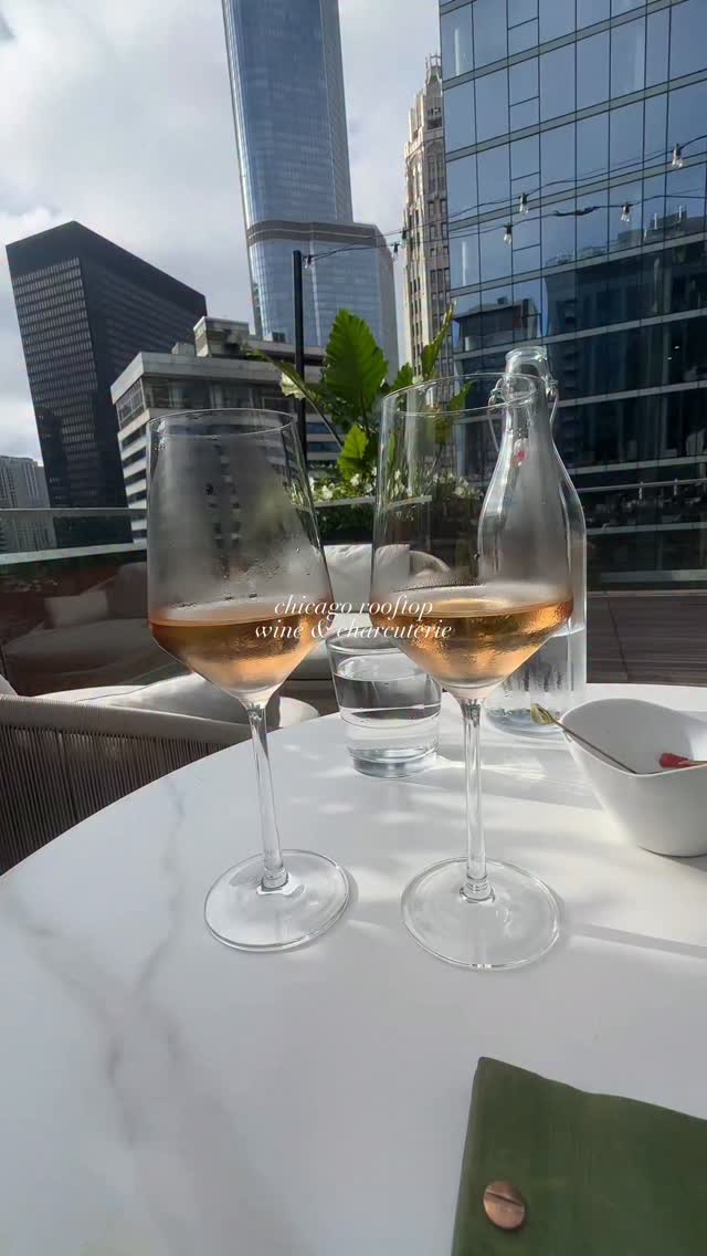Chicago rooftop season is almost over — making it count with Whispering Angel and skyline views at Chateau Carbide ✨🧀🍷
#chicagofood #chicago #chicagofoodie #chicagorestaurants #chicagodinner #chicagoeats #chicagorooftop #rooftop #rooftoprestaurant