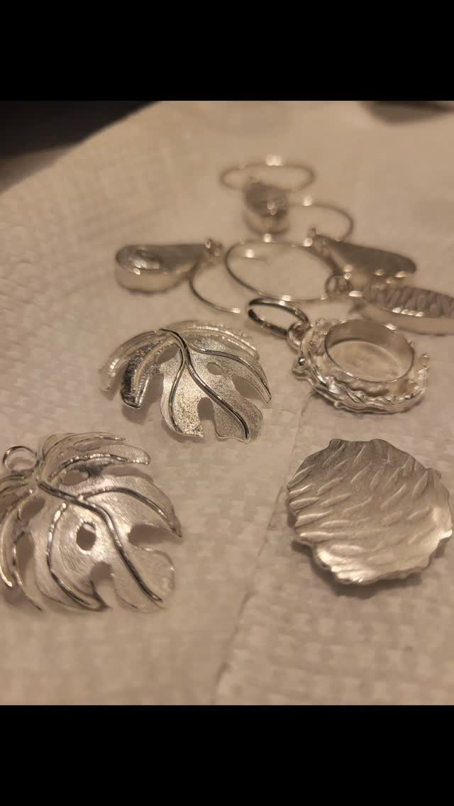 From messy bench to finished sparkle… plus a little help from my furry studio assistant 🐾✨ Next stop: the castle!
#InsideMyLocket #Handmadeisbetter #atalayaartsandcraftsfestival