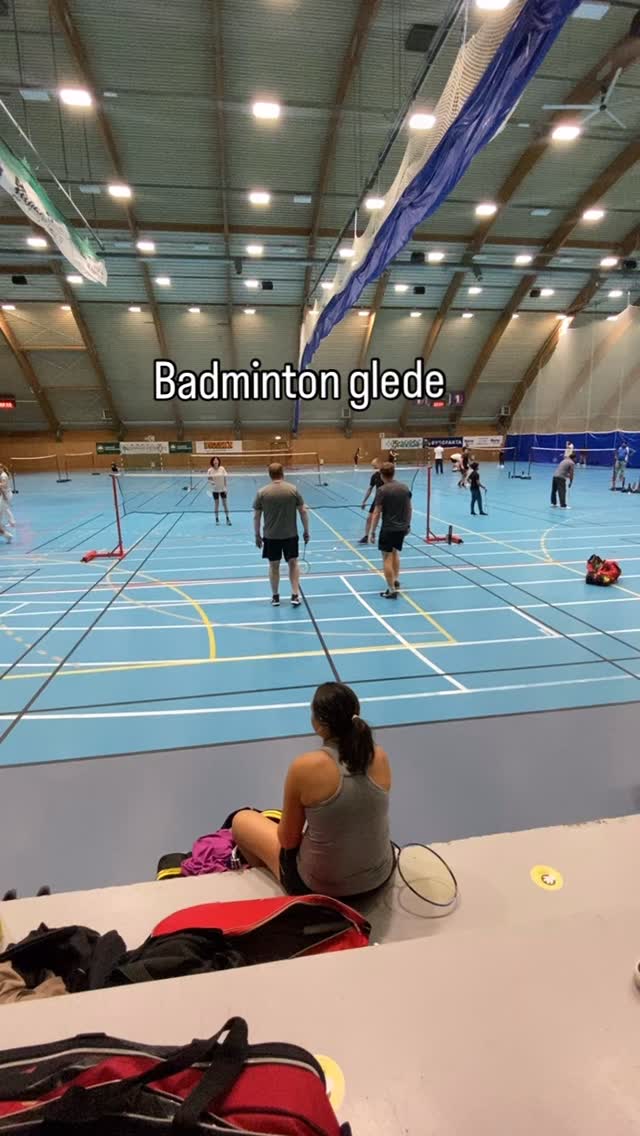 8 baner i bruk av trimgruppen! Vil du komme å prøvespille? 2 nye slang seg med i dag 🔥 #badminton #badmintonlovers #badmintonlife #badmintonforall #badmintonföralla #badmintonforalle #moss #visitmoss #mossbk #badmintonnorge #badmintonnorway