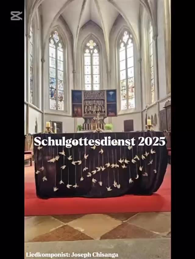 Nachtrag zum interreligiösen Schulgottesdienst des Schuljahres 2025/26.
Das diesjährige Jahresthema ist „Frieden“ diesem Thema hat sich auch der Gottesdienst gewidmet. Mit fleißiger Unterstützung der 2 HLS hat Frau Professor Lichtenegger einen wunderschönen Gottesdienst auf die Beine gestellt. Es wurden insgesamt 100 Origami Tauben gefaltet als Zeichen für den Frieden.
Es wurden von den Schülern einige Fürbitten geschrieben und vorgelesen unter anderem für die Opfer des BORGS Graz.
Auch ein eigens dafür geschriebenes Gebet wurde vorgelesen und hat viele berührt. Pastoralassistent Johannes Leitner und Herr Professor Darwish haben anschließend perfekte Worte getroffen.
Natürlich dürfen auch passende Lieder nicht fehlen, unter anderem wurde Icalo lilungu (Joseph Chisanga) gesungen mit Solos einiger Schüler, begleitet vom Klavier und der Oboe von Frau Professor Pesendorfer die auch ein wunderschönes Solo gespielt hat.
Video: Denise Heiß, Helene Höfinger, Nina Zuba
Text: Denise Heiß