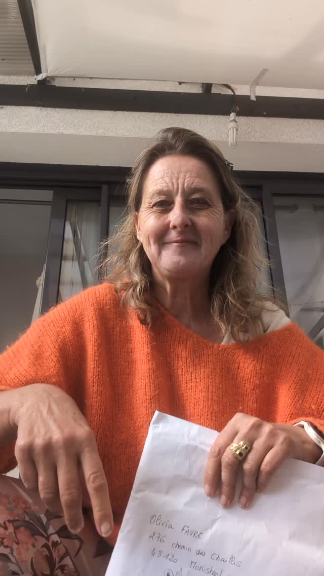 Notre 4 ieme livres avec @xavierfaye77 est en vente dans 2 jours. Mon sixième livre. Et j'ai autant d'émotions et de gratitude à chaque fois 🥰.
Merci à @emarmelade pour sa magnifique couverture.
Merci à Yann pour les musiques qui accompagnent les séances.
Merci à @tredaniel_bienvivre, @tredaniel_reflexion de nous publier.
Merci à @cathyselena22 et à Claudia Tredaniel de nous avoir fait confiance pour cette belle collection qui prend forme sous vos yeux.
Merci à la vie de me permettre de vivre cette merveilleuse aventure...
Hâte de vous rencontrer lors des prochaines dédicaces.
Belle journée à tous ☀️