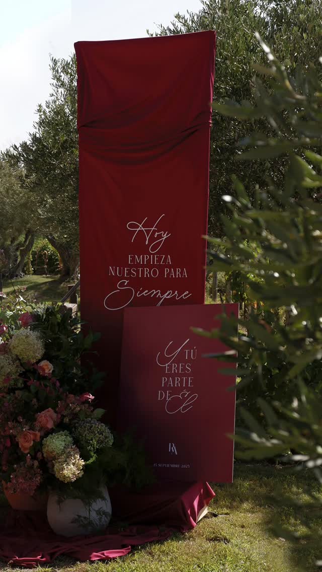 Cuando buscas algo especial y le das importancia a los materiales y acabados. Este es el resultado del trabajo que realizamos para la boda de Raquel y Alejandro, donde el color fue un todo.
Gracias por dejarnos hacer y plasmar lo que más nos gusta. Fue un placer formar parte de vuestro día.
@raquelfdezz y @sir_alexotero .
Siempre de la mano de una de las grandes @rossilandazurieventos
Flores @espaciosverdeslogrono
Espacio @bodasegurenugarte