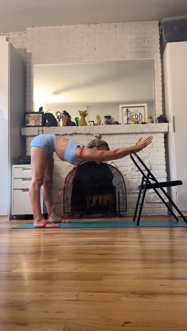 Resistance bands aren’t just for strength training — they’re a powerful tool for flexible bodies too.
When working on contortion and deep flexibility, bands can:
• Build end-range strength (so you have control where you’re most mobile)
• Improve scapular stability (keeping shoulders supported and healthy)
• Give extra feedback & proprioception (helping you feel your movement with more awareness)
That’s why I love including them in both my own training and in my teaching.
If you’d like to explore more, I’ve got a whole range of on-demand classes available — and I’m also excited to be launching something new very soon. Stay posted! 💜
#contortiontraining #flexibilitycoach #endrangestrength #scapularstability #proprioception #resistancebandsworkout #benddontbreak #mobilitytraining #flexibilitytraining #flexibilitygoals