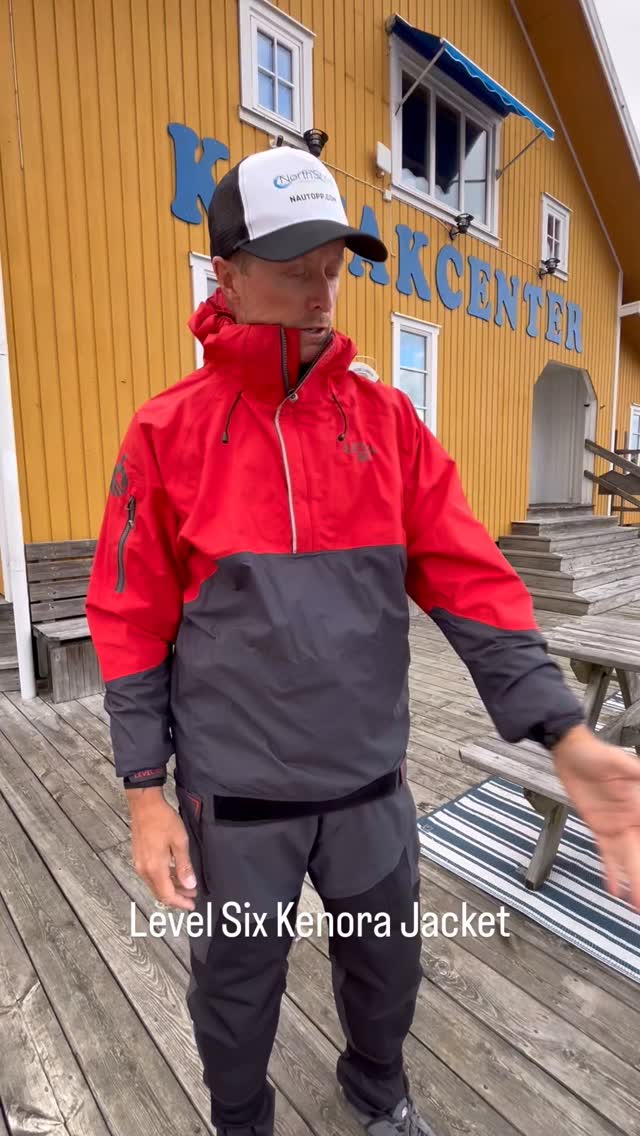 Level Six Kenora Jacket för höstpaddling. Finns i lager i webshoppen eller prova i Grebbestad. Kombinera med Surge pant som ett mångsidigt alternativ till torrdräkt. Webshoppen 👉https://nautopp.shop.textalk.se/kajakklader/jackor/level-six-kenora-paddeljacka