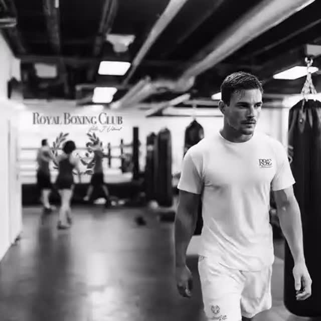 “Muy pronto abrimos las puertas de Royal Boxing Club Barcelona, el lugar donde la exclusividad, la disciplina y el estilo se encuentran dentro y fuera del ring.
Entra en nuestra web para informarte sobre las clases y regístrate para recibir en primicia todos los detalles de la apertura.”
“Very soon we open the doors of Royal Boxing Club Barcelona — where exclusivity, discipline, and style meet both inside and outside the ring.
Visit our website to discover our classes and register to be the first to receive all the opening details.”
#RoyalBoxingClub #TheCornerBarcelona #FlowRBC #StyleRBC #BoxingLifestyle #BarcelonaPremium #ExclusiveTraining #InsideAndOutsideTheRing #LuxuryBoxing #BoxingCommunity #styletbc #flowrbc