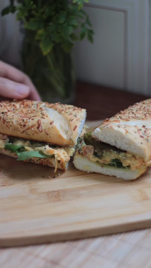 Marca com quem você dividiria essa delícia! 💗
🥪 Um dos melhores sanduíches que eu já fiz na minha vida. Uma opção gostosa e prática pra turbinar o seu lanche.
✨ Ingredientes:
2 xícaras de grão de bico cozido e amassado
1 cenoura ralada
1 tomate picado em cubinhos
2 colheres de sopa bem cheias de maionese (ou creme de ricota, requeijão light…)
Sal a gosto
Pimenta-do-reino a gosto
Mostarda (opcional)
Mini baguette de parmesão ou outro pão da sua preferência
🛒 Todos esses ingredientes você encontra no @superkochoficial que neste mês está em clima de aniversário turbinado! Comprando acima de R$100,00 + 1 produto de uma marca participante, você concorre na hora a compras de R$700,00 direto no caixa.
Faça parte do Clube K e participe!
O que você mudaria ou acrescentaria nesse sanduíche?
#SanduícheNatural #LancheTurbinado #ReceitaFácil #SuperKOCH #ReceitaPrática #ComidaDeVerdade #AniversárioTurbinado
| publicidad