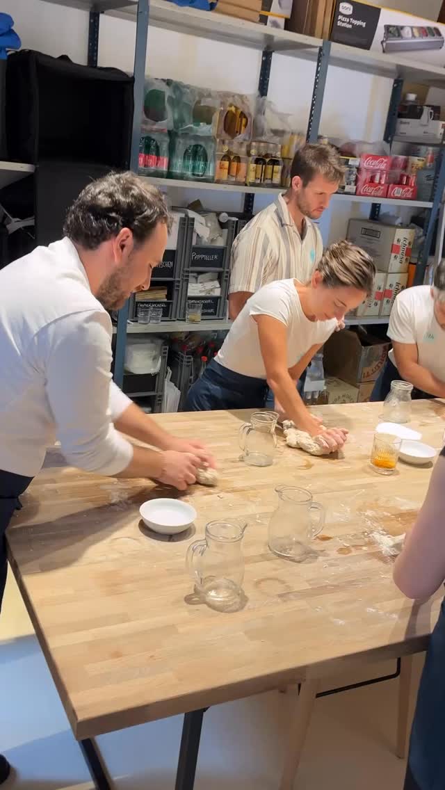 🎶 Say hello to your new favorite earworm – the Scuola Volante jingle! 🎶
Learn pizza from Pablo the Pizza Guy – and don’t be surprised if you catch yourself humming it while stretching dough. 🍕😉
#scuolavolante #pizzaschool #pizza #thepizzaguy #discovolante #prontovolante #wien #vienna #pizzaworkshop #pizzaworkshops #foodie #pizzalovers #cookingschool #pizzatime #pizzaexperience #neapolitanpizza #authenticpizza #homemadepizza #createandbake #fromscratchwithlove #earworm #pizzajingle