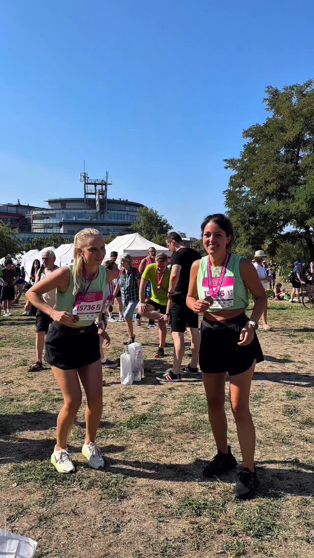 12,7 km a 40. Wizz Air Félmaraton női váltóban ✔️☺️ – reggel kávé, ráhangolódás, elektrolyt, kedvenc futószett, és indulás! 💚🏃🏻♀️🏃🏼♀️
Fun fact: 2 nappal a futás előtt derült ki számomra, hogy nem 10,5 km-t kell majd futnom, hanem 12,7-t.😅 Izgultam nagyon, mert ennyit még soha nem futottam, de megcsináltuk.💪🏻@timiburjan
#WizzAirFélmaraton #NőiVáltó #Futás ##wizzairhalfmarathonbudapest #Running