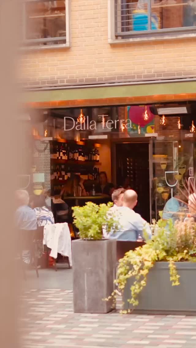 TERRACE DINING AT DALLA TERRA 🌿
Join us for lunch, dinner, or drinks in the heart of Covent Garden. From relaxed aperitivo to a full dinner, our terrace is the perfect spot to unwind. 🥂🍝
The Set Menu 🍽️ is available alongside our à la carte and wine list. 🍇
📍 Dalla Terra, Covent Garden
🎥 @tomcyagency
#DallaTerra #CoventGarden #ItalianRestaurantLondon #WineBarLondon #TerraceDining