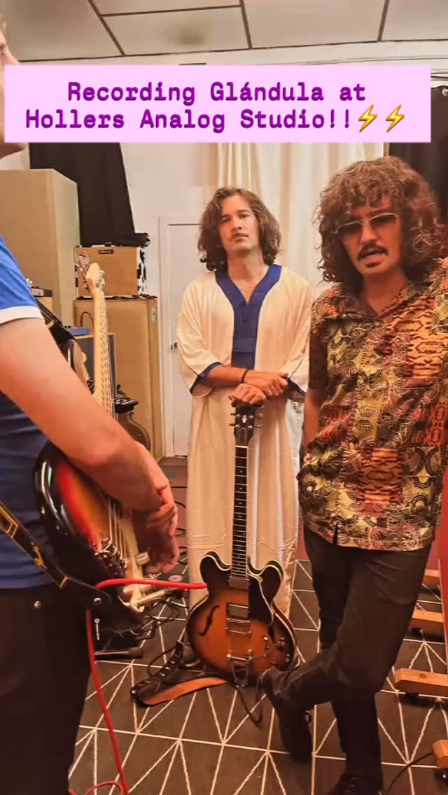 Recording the new @glandula_shake LP 🔥
Garage, psych & fuzz at Hollers Analog Studio!!
Garage & Psych at Hollers Analog Studio!’
#Glándula #garagerock #PsychRock #UndergroundRock #hollersanalogstudio #studera80 #bassvi