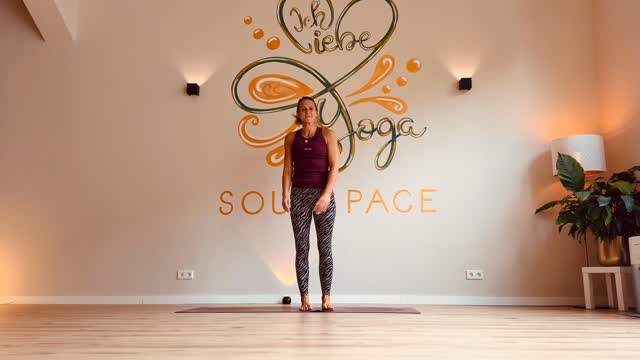 Hier siehst du den Level 2 Flow, den ich gestern in meinem Kurs unterrichtet habe. Wir erarbeiten solche Flows immer nach und nach und Schritt für Schritt, um dann gemeinsam wunderbar durch die Positionen und Übergänge fließen zu können.
Ich liebe diese sportlich kreative Form der Bewegung, ganz im Einklang mit dem Atem. Das ist wie Meditation. Eine bewegte Meditation.
Was ich sonst noch daran liebe? Die fröhlichen Gesichter meiner Yogis und Yoginis - hoch konzentriert, manchmal etwas angestrengt, aber am Ende immer happy etwas Neues gelernt und geschafft zu haben. Und das dann zu sehen, macht mich einfach glücklich.
Ihr habt den Flow wie immer gerockt 🤘🏻
Schau doch auch mal im Soulspace vorbei und lass uns gemeinsam fließen.
Wir freuen uns auf dich!
Deine Tanja
Und das Team von
Ich liebe Yoga 🧘🏼♀️
#vinyasayoga #yogaflow #ichliebeyoga #soulspace #yogastudio #wetterruhr #yogalehrerin #vinyasaflowyoga