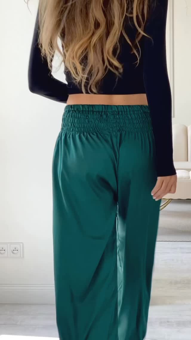 Harémové kalhoty a satén jsou hitem letošního podzimu. 🍂 Není ale materiál jako materiál!
✅ Naše Silky kalhoty jsou narozdíl od saténu překrásně jemné, měkké a lehounké.
✅ Vychytaný střih, který lichotí postavě.
Připravte se na pohledy kolemjdoucích! Tyhle kalhoty prostě nezůstávají bez povšimnutí! 👌✨
Eticky ušito na ostrově Bali, skladem v ČR!
✨ www.zbozizbali.cz ✨