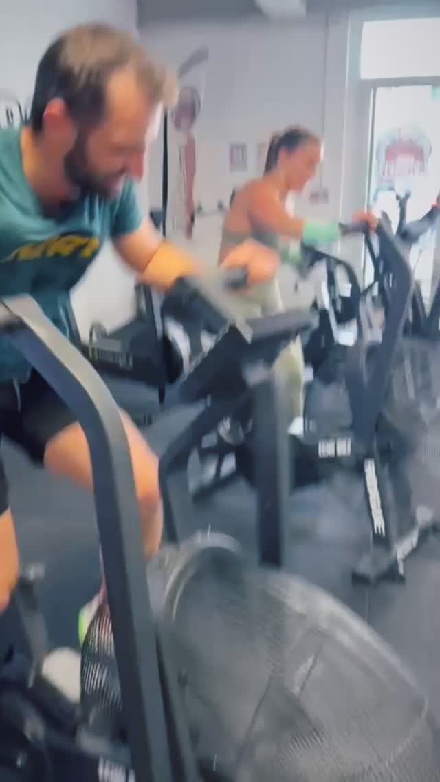 WOD ANNIVERSAIRE 🎂
Merci la team de midi @crossfitdesbucherons
STAMINA
AMRAP 35’
16 CAL ÉCHO BIKE
09 D. DEVIL PRESS @15kg / @25kg
19 CAL ROW
90 M FARMER CARRY (EACH)
Bon je me suis faite avoir je me suis retrouvée seule à tout faire et je me suis trompée au lieu de faire 90M j’en ai fait 200m … 😩😩
3 ROUNDS + 8 cal écho bike ☑️
C’était que du bonheur comme on peut le voir dans la vidéo 😅
@yann.dhr @pierrecfdesbucherons @latelier_doriane @oriane__esch @y4nnz @laetitia_steinbo @laurentsteinbauer @alex_buchel @herve_224 gaspard @laurine_bossert @c_brn
LOVE sur vous 🫶🏼