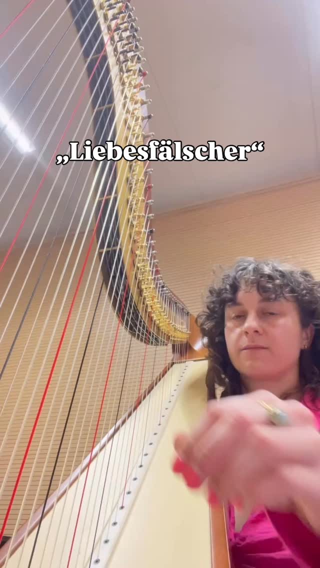This piece by Sina Fani Sani is called „Liebesfälscher“ and is about beauty and how deceptive it can be – and why we all chase after it…
Excited for the premiere on October 2nd with @ensembleresonanz in Hamburg at Urban String!
#harp #stringquintet #premiere #contemporary #hamburg #berlinmusician #chambermusic