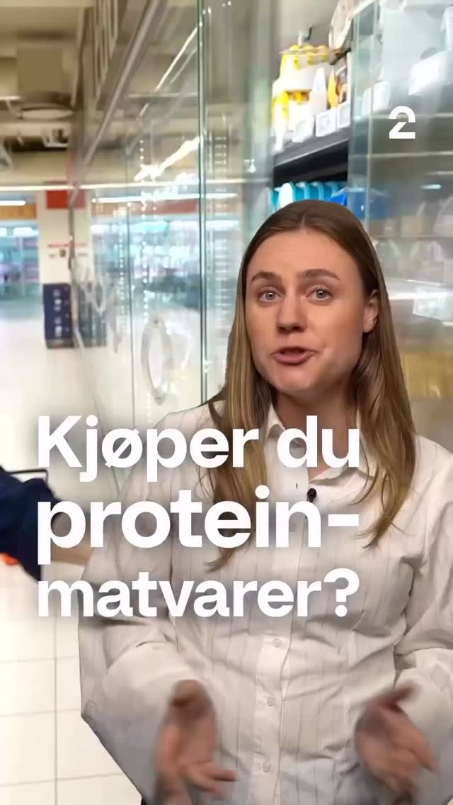 Vi må snakke om protein! Det er overalt – i ost, yoghurt, sjokomelk og mer. Men trenger vi egentlig alt dette ekstra proteinet?
Som vår kliniskeernæringsfysiolog Kristin forklarer i denne videoen fra @tv2nyheter , er svaret ofte nei. Mange «proteinprodukter» er et bevis på at vi betaler ekstra for god markedsføring, ikke nødvendigvis et bedre produkt.
Vårt beste tips er å sjekke baksiden!
På næringsdeklarasjonen vil du ofte se at:
✅ Noen produkter, som «proteinost», kan være helt identiske med vanlig lettost.
✅ Andre produkter har kanskje bare noen få gram ekstra protein.
For deg som trener er det viktig å huske at mer protein ikke automatisk er bedre. Nøkkelen er balanse! Et blindt fokus på protein kan fort føre til at du spiser mindre av både karbohydrater og fett – som er helt avgjørende for restitusjon, hormonbalanse og optimale forhold for å bli sterkere 💪
Og for all del, er proteinyoghurten favoritten din, go for it! Poenget er ikke å unngå alt, men å være bevisst.
#ernære #ernæring #kosthold #trening #protein #proteinyoghurt #proteinost #karbohydrater #fett #treningsmat #tv2 #ernæringsfysiolog