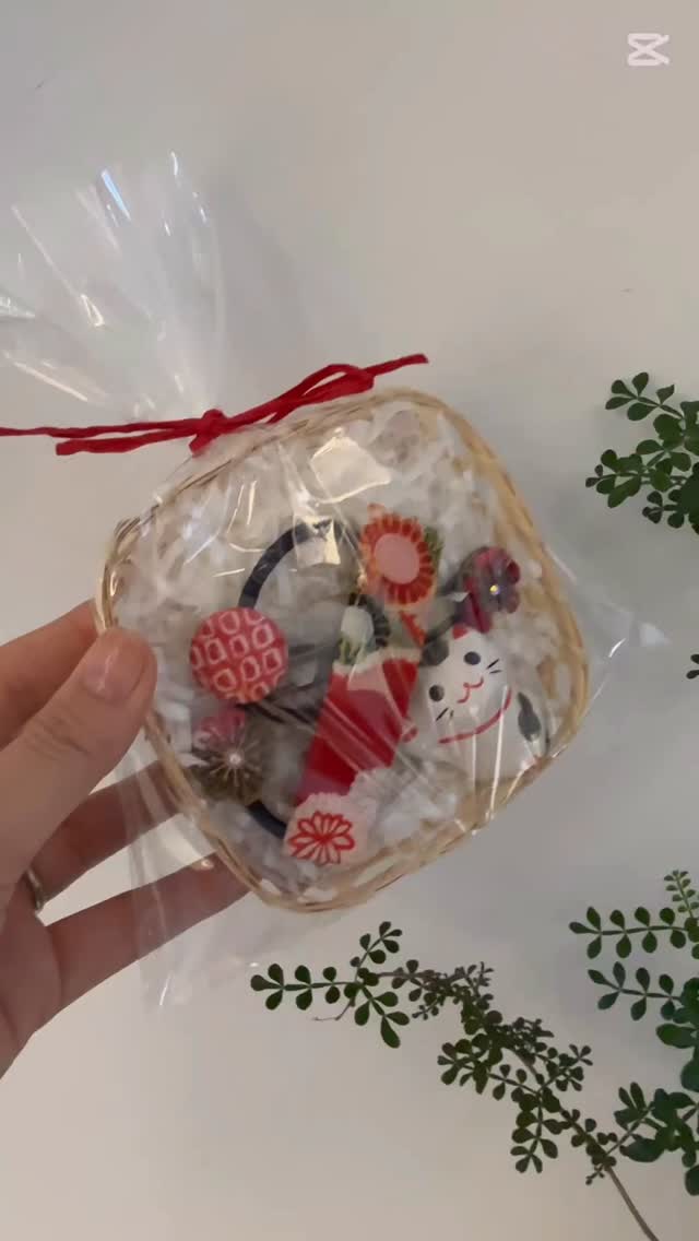  מחפשים מתנה מיוחדת לחג שלא תמצאו בשום מקום אחר ? הכנתי אריזות לכבוד ראש השנה ואתם בדיוק במקום הנכון ❣️ בכל אחת מהם מבחר של פריטים בעבודת יד, vintage מיפן, ובובה עם איחולים מיוחדים לשנה החדשה מהתרבות היפנית🎌;
🐱招き猫 Maneki-Neko
מסמלת מזל ברכה ושגשוג
🪆達磨 Daruma
מסמלת הצלחה נחישות ואמונה
אפשר למצוא אותם בחנות שלי שנמצאת בפסאז׳ האומנים במעיין🌴 @the_passage_of_sustainable_art
בואו לבקר ביריד ראש השנה שמתרחש בסופ״ש הזה!