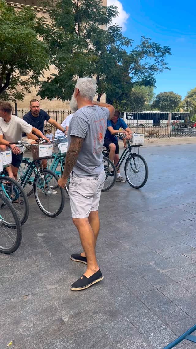 From football fields to Spanish streets, what a ride!
Last week we had the pleasure of welcoming 18 legends from @rksv_nemelaer 3, the Netherlands on a bike tour through sunny Valencia! 🇪🇸✨
Wouter and his crew travel together every year, and this time Valencia was the lucky destination. With guides Robert & June leading the way, we cruised past the city’s highlights, soaked up the sunshine, recharged with tapas and Aqua de Valencia, and finished strong with a true Valencian pick-me-up: Carajillo coffee ☕️.
A huge thank you to the gentlemen of Nemelaer 3 for your energy and enthusiasm.
👉🏾 Looking for something cultural which is also fun? Bring your team, family, or friends and join us for a tailor-made adventure: cycling, hiking, tapas, white-water rafting, ceramic classes or even a paella cooking class. We’ll create the perfect activity for you!
Tours in DE/EN/ES/IT/FR/NL
.
.
#gezelligfietseninvalencia #valencia #gezelligvalencia #fietstour #biketour #hiking #hikinginspain #fietseninvalencia #weekendjeweg #cargobike #getinvolvedvalencia #bezienswaardighedenvalencia #bikerental #nederlandsegidsinvalencia #bezienswaardighedenvalencia #citytripvalencia #stedentrip #fietstocht #thingstodoinvalencia #visitvalencia #highlightsvalencia #winetasting #tapastour #paellacookingclass